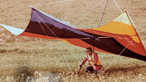 Ein Mann macht sich mit seinem Drachen zum Fliegen bereit. Bereits in den 1970er-Jahren ist Gleitschirmlehrer Ernst Unfried aus Schelklingen im Alb-Donau-Kreis mit seinem Drachen gestartet.