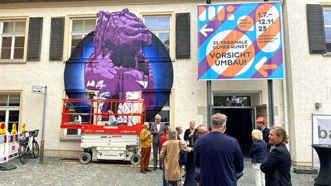 Offizieller Baubeginn der Umgestaltung des Museum Ulm mit Gästen und OB Czisch auf dem Ulmer Marktplatz. Hier tut sich was: das neue Graffiti und Plakate weisen darauf hin, dass das Museum Ulm umgebaut wird. Der Löwenmensch bekommt eine neue Heimat. 