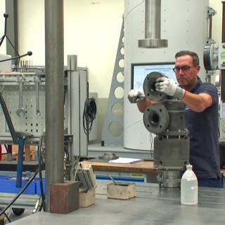 Ein Arbeiter steht in einer Fabrikhalle und arbeitet an einem Werkstück.Mittelständische Unternehmen wie die Maier Group in Heidenheim stehen bei der Gewinnung von Fachkräften in Konkurrenz mit größeren Konzernen, die oft auch mehr Lohn bieten können. 