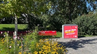 Die SportBOX steht in Ulm im Stadtpark Friedrichsau und bietet Sportgeräte zum Ausleihen an.