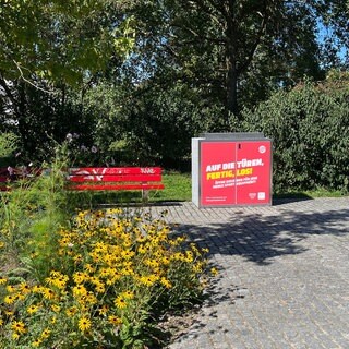 Die SportBOX steht in Ulm im Stadtpark Friedrichsau und bietet Sportgeräte zum Ausleihen an.