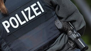 Ein Polizist in Uniform. Ein 53-jähriger Mann soll Mitte September eine Flüchtlingsunterkunft in Laichingen betreten haben - maskiert, dem Anschein nach bewaffnet und in Militäruniform. (Symbolbild)