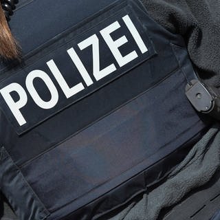 Ein Polizist in Uniform. Ein 53-jähriger Mann soll Mitte September eine Flüchtlingsunterkunft in Laichingen betreten haben - maskiert, dem Anschein nach bewaffnet und in Militäruniform. (Symbolbild)