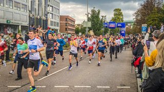 Läufer beim Ulmer Einsteinmarathon 2022: Rund 10.000 Menschen werden am Sonntag in Ulm beim Einstein-Marathon an den Start gehen. (Archivbild)