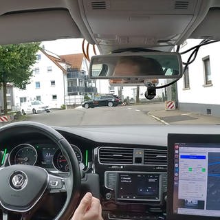 Fahrer im Auto schaut durch Windschutzscheibe seines Autos: Verschiedene Firmen und Forschungseinrichtungen haben in Ulm automatisiertes Fahren getestet und ziehen jetzt Bilanz.