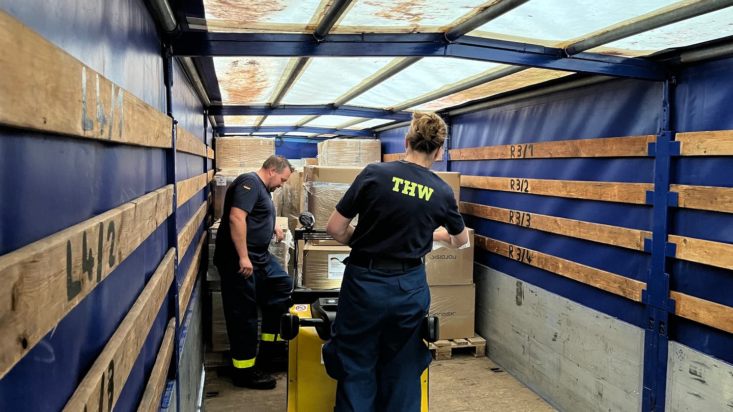 Helfer des THW-Logistikzentrums in UIm beladen einen Lkw mit Stromaggregaten und Schlafsäcken für Flüchtlinge in Armenien.