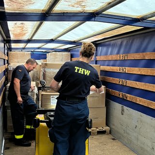 Helfer des THW-Logistikzentrums in UIm beladen einen Lkw mit Stromaggregaten und Schlafsäcken für Flüchtlinge in Armenien.