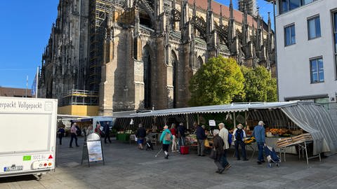 Der Ulmer Münsterplatz. Noch stehen hier Marktstände. Im kommende Jahr wird auf einer Open-Air-Bühne die Donausymphonie aufgeführt.