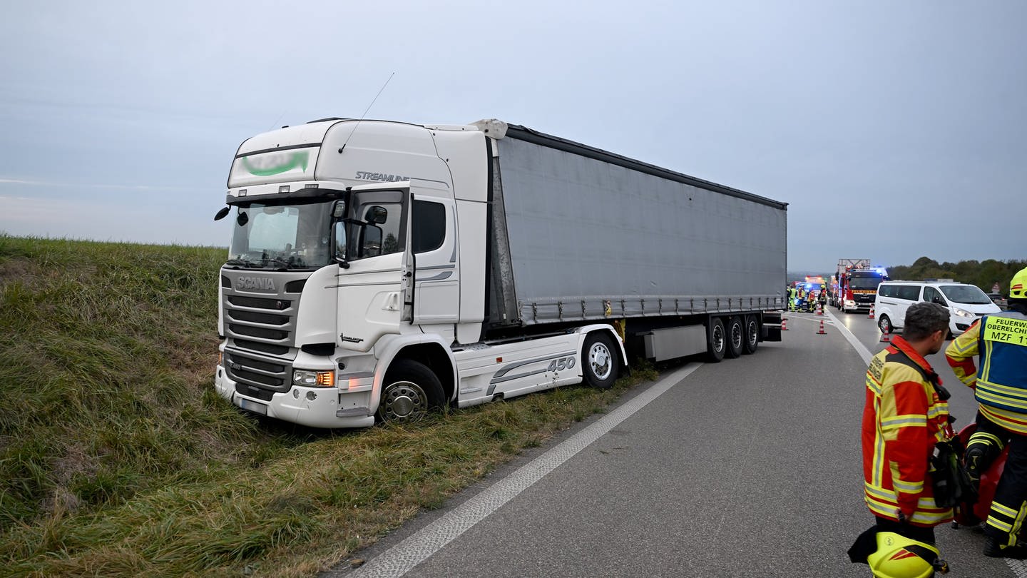 Auf der A8 bei Oberelchingen (Kreis Neu-Ulm) ist am Donnerstag ein 63-jähriger Lastwagenfahrer gestorben. Die Polizei vermutet, das medizinische Gründe die Ursache waren.