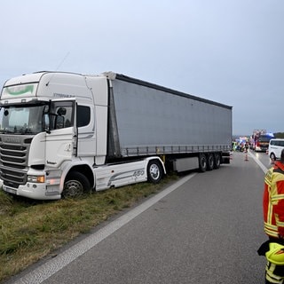 Auf der A8 bei Oberelchingen (Kreis Neu-Ulm) ist am Donnerstag ein 63-jähriger Lastwagenfahrer gestorben. Die Polizei vermutet, das medizinische Gründe die Ursache waren.