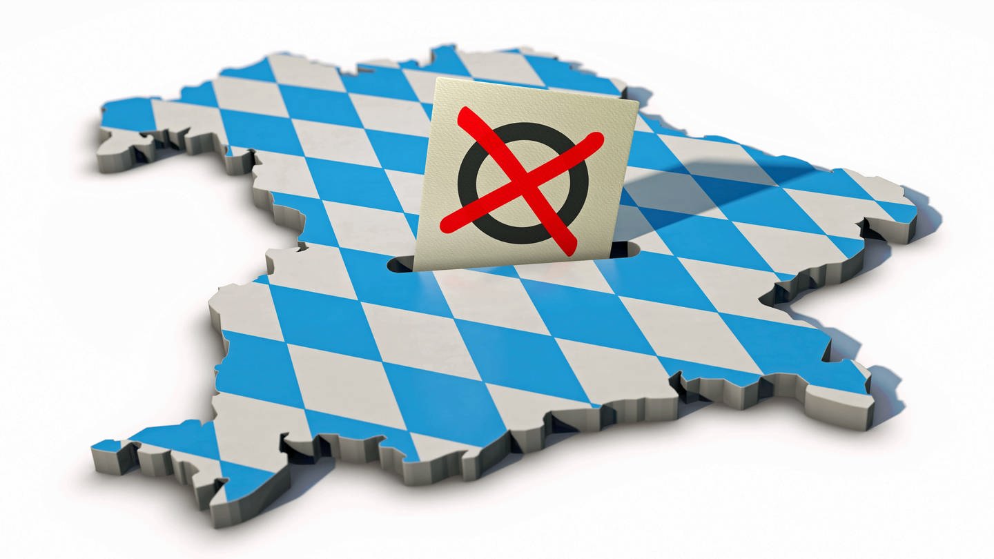 Zur Landtagswahl in Bayern eine Grafik mit einer Karte von Bayern in blau-weißem Karo, darüber eine Urne und eine Hand, die einen angekreuzten Zettel einwirft. In Neu-Ulm, Günzburg und Dillingen treten neue CSU-Kandidaten an. (Symbolbild)