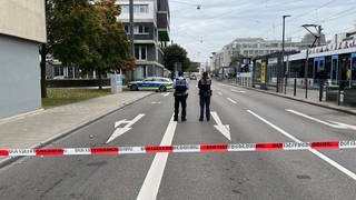 Die Olgastraße in Ulm ist am Montagvormittag gesperrt gewesen. Die Polizei ließ zudem wegen Farbschmierereien in einer Toilette bei den Bürgerdiensten, die auch Worte wie "Bombe" und "gefährlich" enhielten, das Gebäude räumen. 