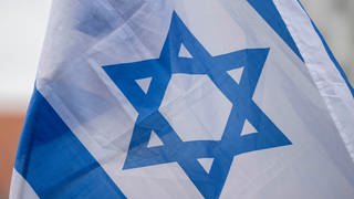 Israel-Flagge vor blauem Himmel. Die Kirchen und der Ring der politischen Jugend Ulm haben zu einer Mahnwache aufgerufen.