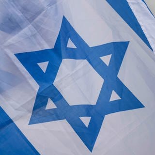 Israel-Flagge vor blauem Himmel. Die Kirchen und der Ring der politischen Jugend Ulm haben zu einer Mahnwache aufgerufen.