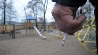 Ein Raucher auf einem Spielplatz - in Aalen gehört dies ab sofort der Vergangenheit an.