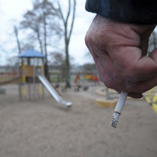 Ein Raucher auf einem Spielplatz - in Aalen gehört dies ab sofort der Vergangenheit an.