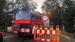 Feuerwehrauto und Absperrung: In Gundelfingen wurden unbekannte Substanzen in einem Wohnhaus entdeckt. Weil eine Gefahr nicht ausgeschlossen werden konnte, wurden weitere Wohnhäuser geräumt.