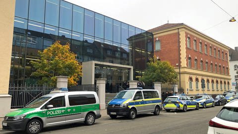 Großaufgebot von Polizeipräsenz vor dem Neu-Ulmer Amtsgericht: Ein 29 Jahre alter Mann muss sich wegen fahrlässiger Tötung verantworten. Viele Freunde des Unfallopfers waren als Zuschauer vor Ort.