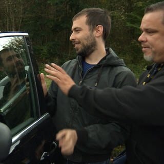 Ilker Öztürk ist blind. Er ist extra aus Nürnberg nach Schwäbisch Gmünd gereist, um einmal hinter dem Steuer eines Autos sitzen und fahren zu dürfen.