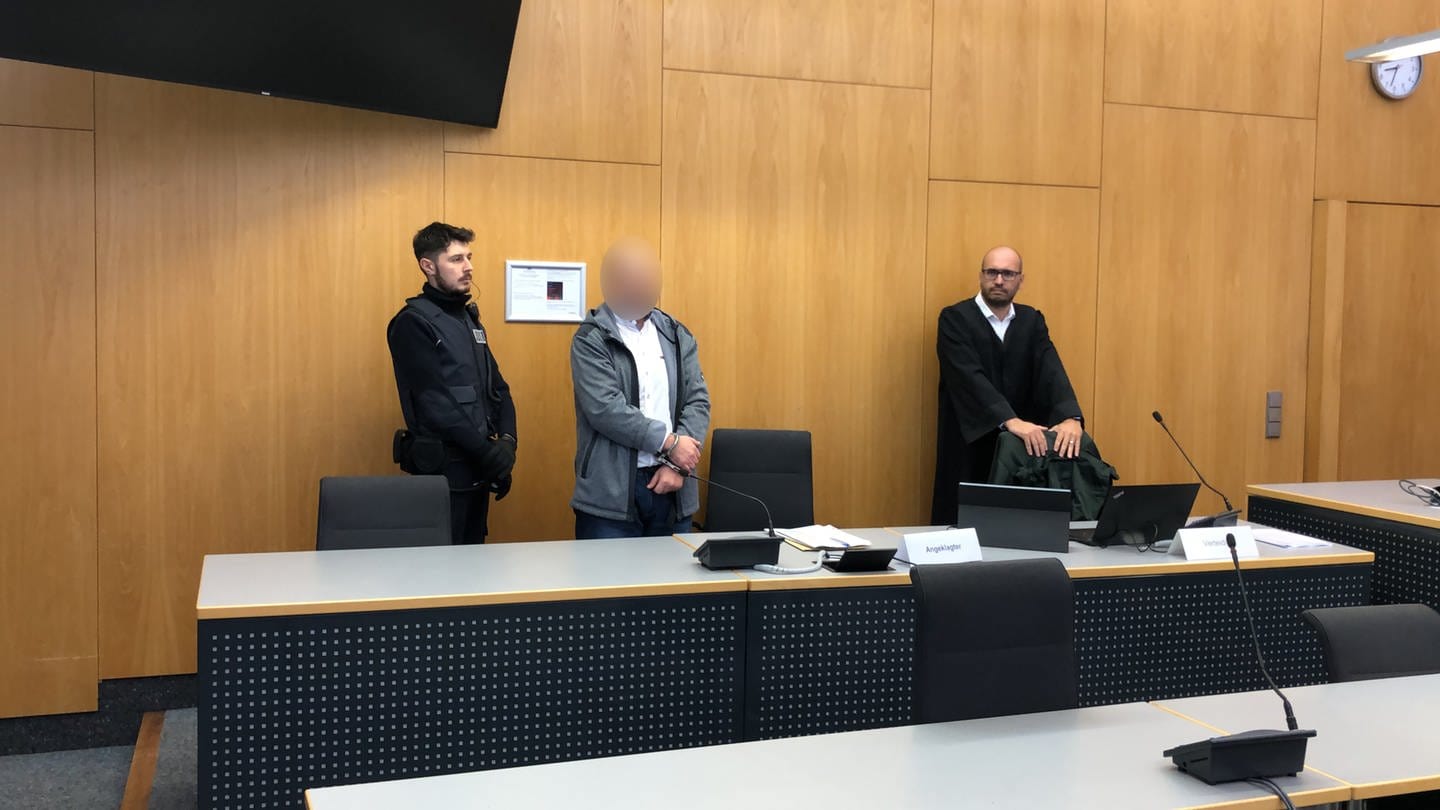 Angeklagter vor dem Landgericht Ulm (verpixelt): Am Landgericht Ulm hat der Prozess wegen versuchten vierfachen Mordes gegen einen 44-jährigen Angeklagten begonnen. Dem Mann wird auch schwere Brandstiftung unter anderem in einer Tiefgarage in Ulm vorgeworfen.