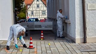 Kriminalbeamte der Spurensicherung untersuchen Spuren vor dem Giengener Rathaus.