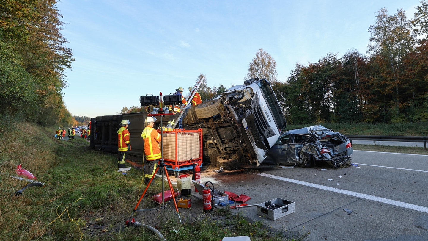 Die A7 Richtung Ulm bleibt nach einem Unfall am Montagmorgen zwischen Aalen-Oberkochen und Heidenheim gesperrt.