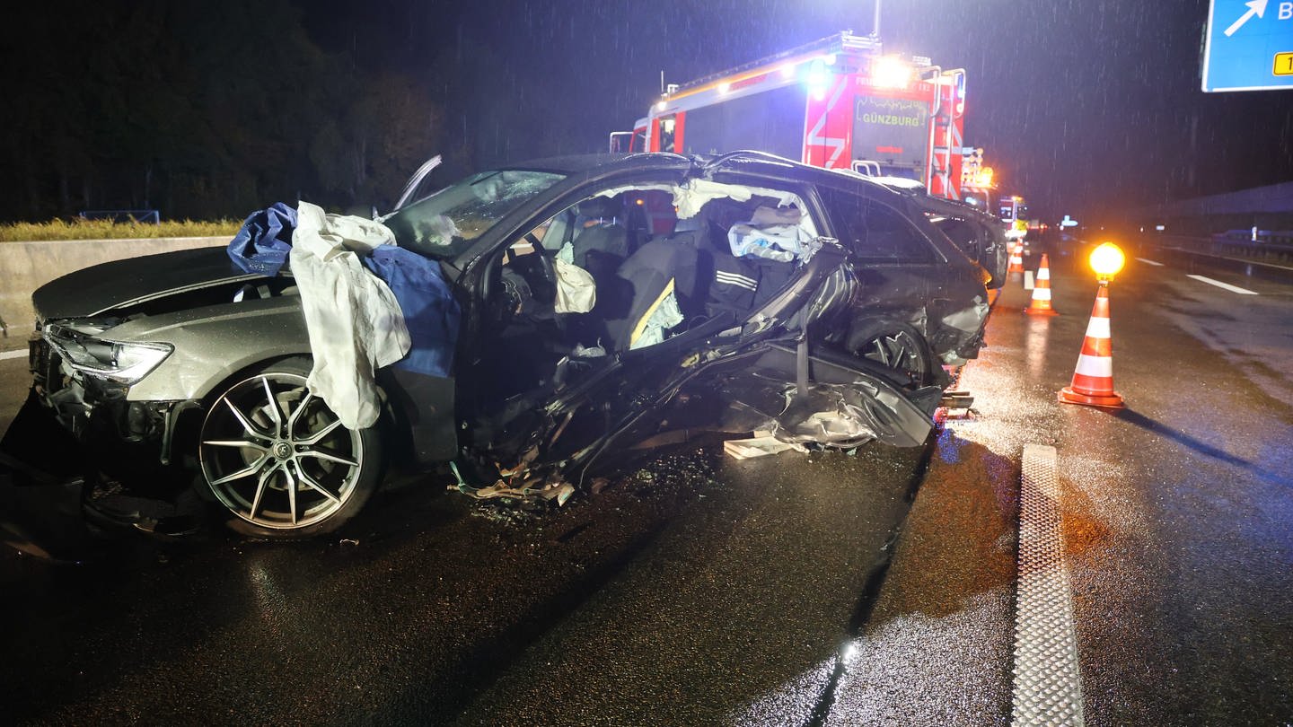 Ein völlig demoliertes Unfallauto. Zu hohe Geschwindigkeit bei Regen und schlechter Sicht: Bei einem Unfall auf der A8 bei Leipheim ist am Donnerstagabend ein Autofahrer schwer verletzt worden.