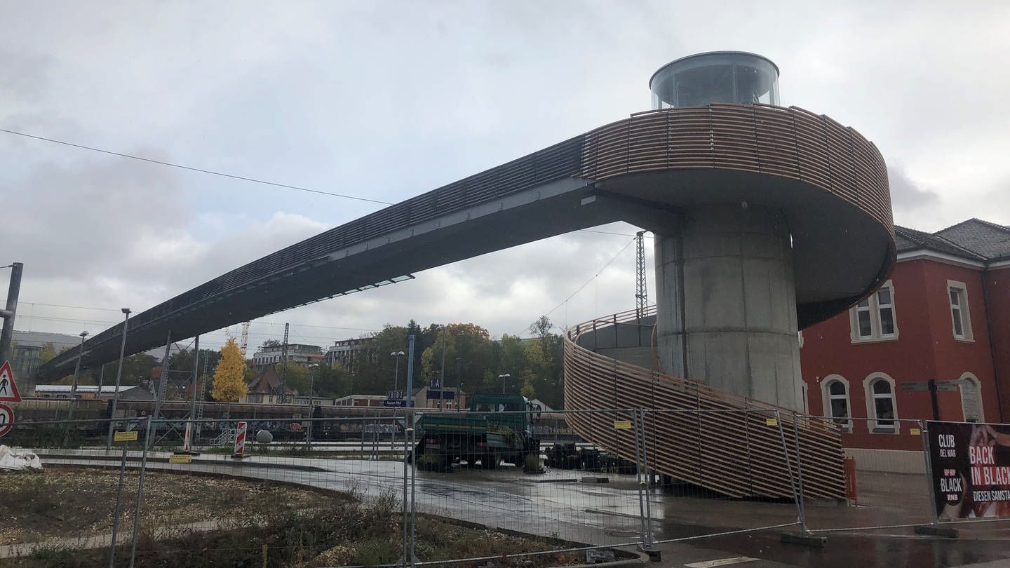Noch nicht ganz fertig und bislang gesperrt: Der Fußgängersteg von Architekt Werner Sobek zum Stadtoval in Aalen soll im November eröffnet werden.