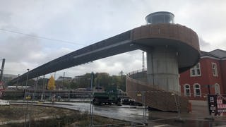 Noch nicht ganz fertig und bislang gesperrt: Der Fußgängersteg von Architekt Werner Sobek zum Stadtoval in Aalen soll im November eröffnet werden.