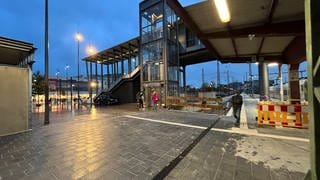 Ein Platz mit einem Fußgängersteg und Gleisen im Hintergrund. Der neue Südzugang am Ulmer Hauptbahnhof ist eröffnet. Der sogenannte "Bayerische Bahnhof" zwischen Fußgängersteg (im Hintergrund) und Intercity-Hotel kann nun barrierefrei erreicht werden, ohne zuvor durch die Bahnhofshalle zu müssen. Dafür waren auch Gleise versetzt worden. 