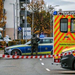 Ein Polizeiauto, ein Rettungswagen und ein SEK-Beamter in einer abgesperrten Straße.Der Großeinsatz der Polizei in Aalen-Unterrobach wegen einer Bedrohungslage ist beendet. Ein Mann ist nach weiteren Angaben der Polizei vorläufig festgenommen worden.  