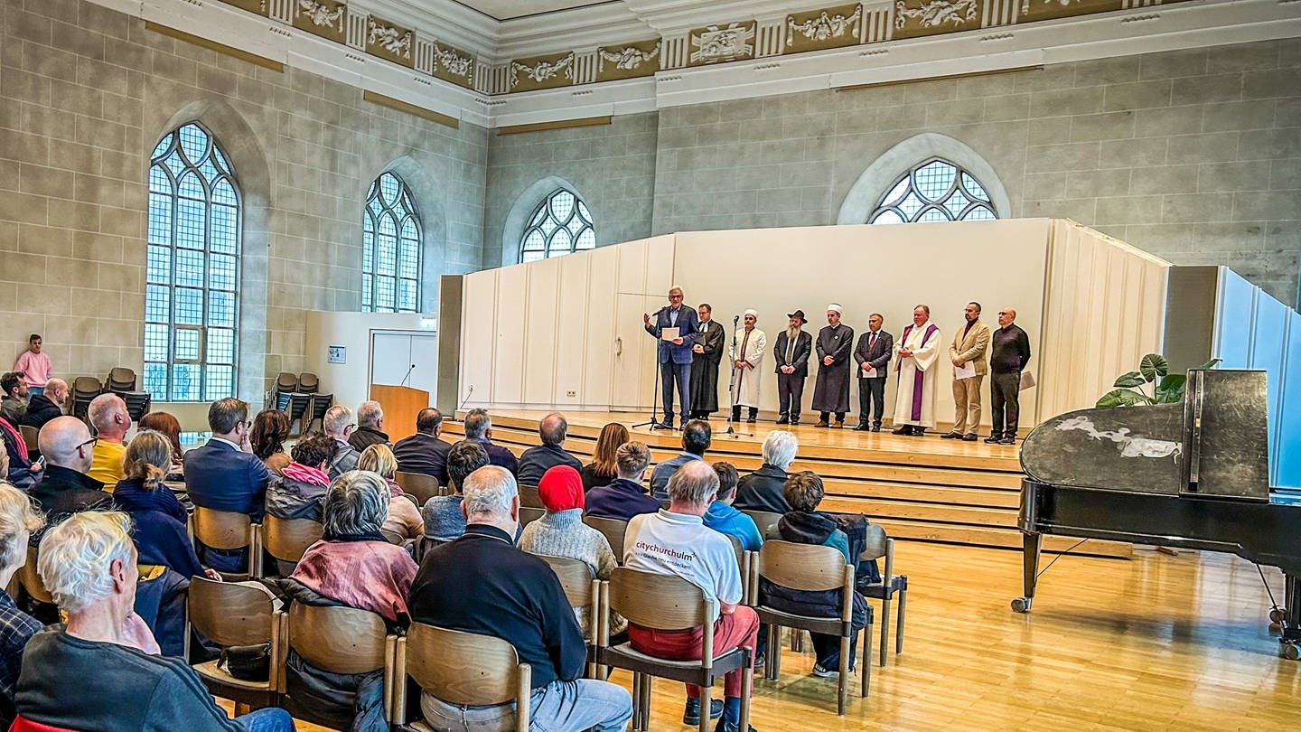 Der Rat der Religionen hat am Sonntag ins Haus der Begegnung in Ulm zum Friedensgebet eingeladen