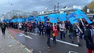 Rund 500 Menschen haben sich der IHK Demo gegen Bürokratie in Ulm angeschlossen