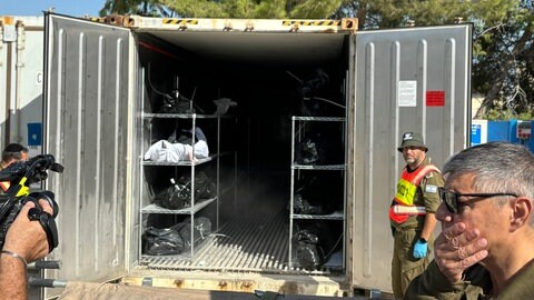 Im Container stapeln sich Leichen. "Was ich gesehen habe, war nur schwer zu ertragen", schildert der Ulmer Michael Joukov nach seiner Israel-Reise.