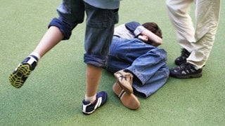 Das Jugendphänomen: "Geburtstagsschläge": In einer Schule in Mutlangen ist ein 14-jähriger Schüler zusammengeschlagen und schwer verletzt worden. (Symbolbild) 