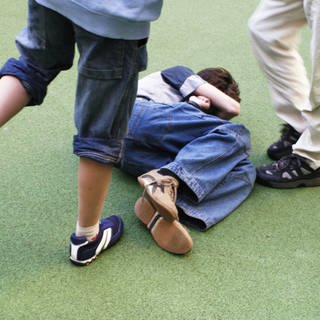 Das Jugendphänomen: "Geburtstagsschläge": In einer Schule in Mutlangen ist ein 14-jähriger Schüler zusammengeschlagen und schwer verletzt worden. (Symbolbild) 