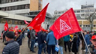 Die IG Metall protestiert zusammen mit Hensoldt und Airbus in Ulm gegen die Einkaufspolitik der Bundeswehr. 