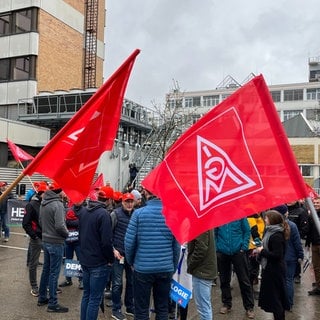 Die IG Metall protestiert zusammen mit Hensoldt und Airbus in Ulm gegen die Einkaufspolitik der Bundeswehr. 