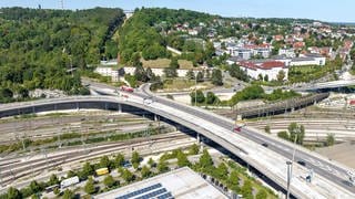 Ein Blick aus der Luft auf die Wallstraßenbrücke. Die B10-Brücke wird ab Januar 2026 abgerissen und neu gebaut. Am Blaubeurer Tor entsteht dann auch ein neuer Tunnel.