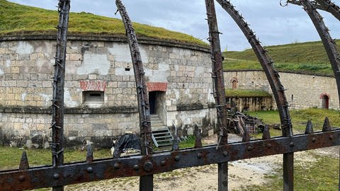 Die oberirischen Gebäude am Oberen Kuhberg. In einem Fort der ehemaligen Bundesfestung Ulm richteten die Nazis ein KZ ein. 