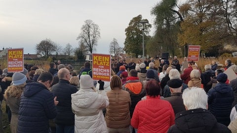 Festplatz in Wemding: Rund 300 Menschen haben gegen ein Treffen der "Reichsbürger" demonstriert.