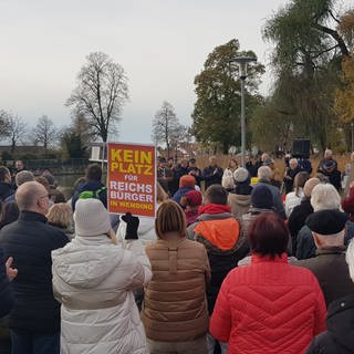 Festplatz in Wemding: Rund 300 Menschen haben gegen ein Treffen der "Reichsbürger" demonstriert.