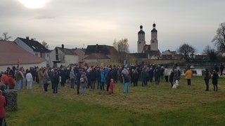 Festplatz in Wemding: Rund 300 Menschen haben gegen ein Treffen der "Reichsbürger" demonstriert.