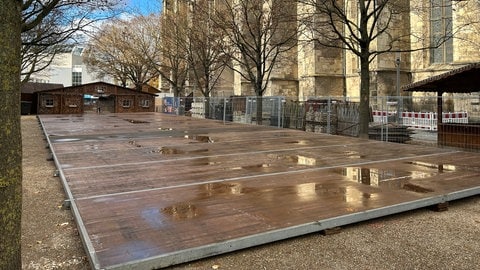 Die Eisbahn auf dem südlichen Münsterplatz mit dem Münster im Hintergrund. Sie wird derzeit noch aufgebaut. Sie öffnet genaue wie der Weihnachtsmarkt am kommenden Montag.