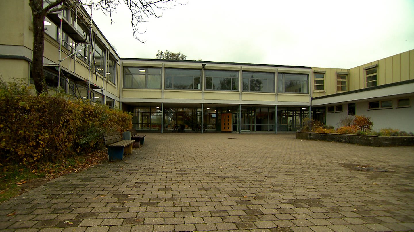 Der Haupteingang der Hornbergschule in Mutlangen. In der Mensa der Schule sind die Geburtstagsschläge eskaliert.