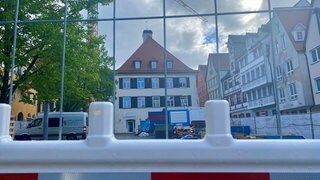 Bllick durch einen Bauzaun auf das Museum Ulm. Seit genau einem Jahr ist das Museum Ulm eine Baustelle. Die Herausforderung: in den sieben Gebäuden treffen sieben Jahrhunderte aufeinander. Der Gebäudekomplex entpuppt sich als baugeschichtliches Überraschungsei.