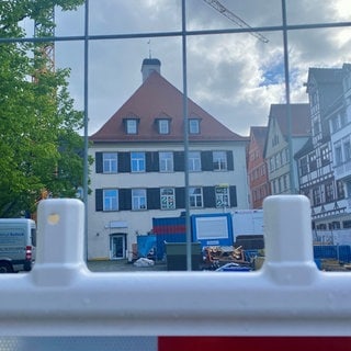 Bllick durch einen Bauzaun auf das Museum Ulm. Seit genau einem Jahr ist das Museum Ulm eine Baustelle. Die Herausforderung: in den sieben Gebäuden treffen sieben Jahrhunderte aufeinander. Der Gebäudekomplex entpuppt sich als baugeschichtliches Überraschungsei.