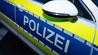 Ein Polizeiauto mit Aufschrift. Die Polizei war bereits am Unfallort, als ein Unfallflüchtiger in Ehingen zu seinem Auto zurückkehrte (Symbolbild).