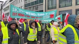 Rund 150 Beschäftigte des Einzelhandels und des Landes beteiligten sich am Donnerstag an einem Warnstreik in Ulm.