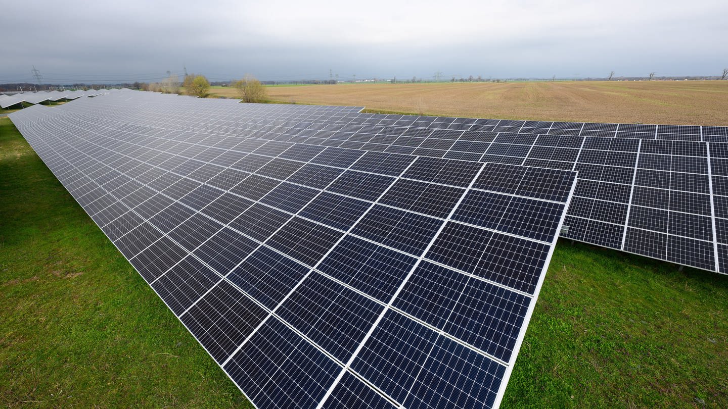 Ein fünf Hektar großer Solarpark soll an der A7 beim Industriepark in Giengen an der Brenz entstehen (Symbolfoto).
